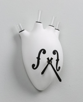 HEARTBEATS CLOCK VIOLIN
Wall clock in the shape of a human heart with the "f" symbols of the violins designed. Antartidee
