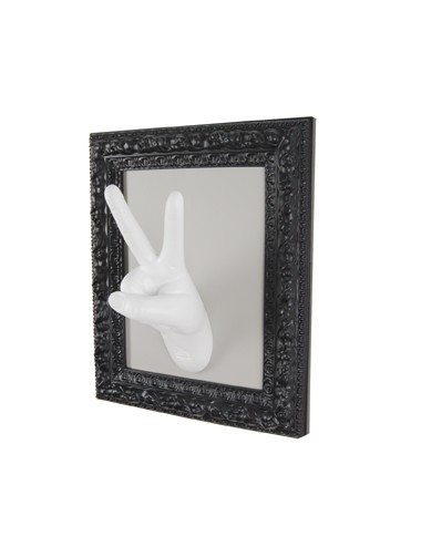 VICTORY FRAME
Frame wall coat-stand. Hand with V fingers in victory gesture. Antartidee